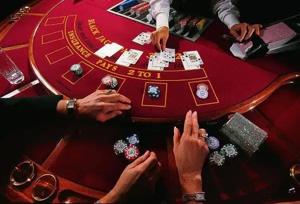 Người chơi bắn cá online trên điện thoại tại casieuno với nhiều loại cá trên màn hình
